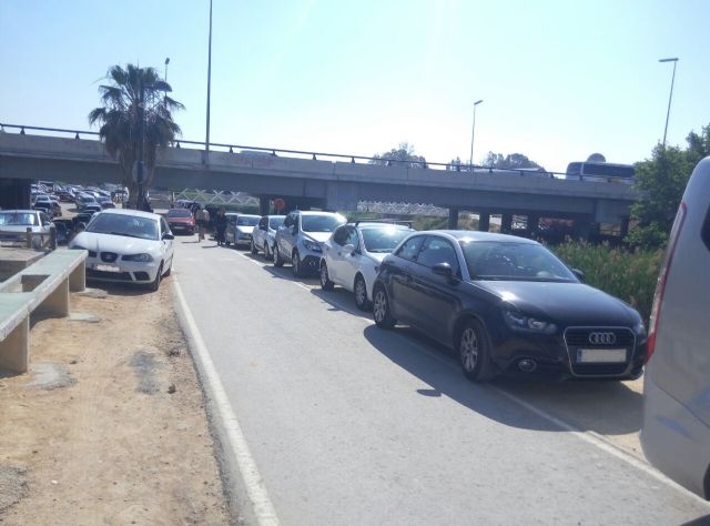 Ahora Murcia denuncia el uso del carril bici de La Mota como aparcamiento de coches y furgonetas