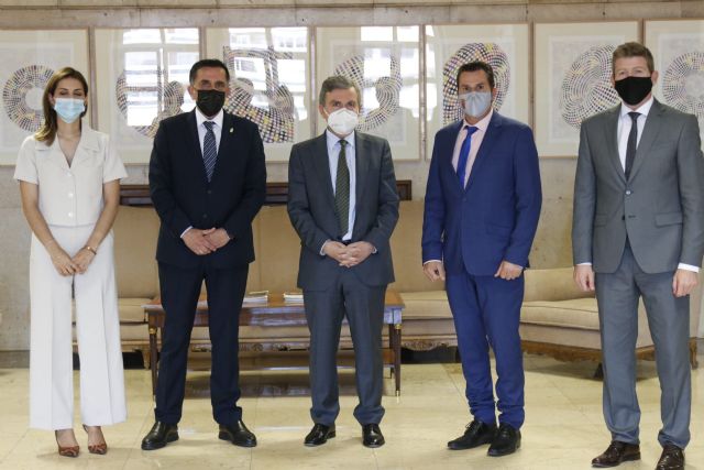 Ayuntamiento y Gobierno central estudian diversas actuaciones para solucionar la falta de financiación del Gobierno regional en la transferencia de competencias del transporte