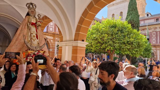 La Virgen de la Fuensanta parte de la UCAM tras una emotiva procesión por Los Jerónimos