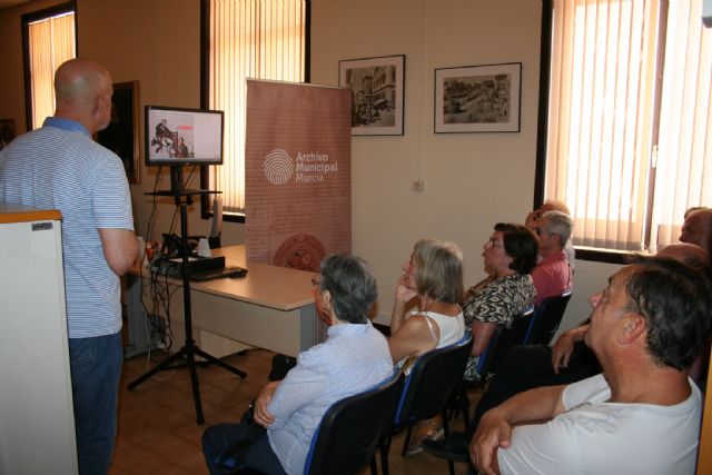 El Archivo Municipal amplía las visitas guiadas a la exposición sobre los pasaportes del siglo XIX tras el éxito de la Semana Internacional de los Archivos