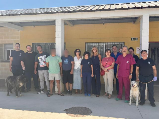 Una colaboración entre el Ayuntamiento de Murcia y la Fundación Diagrama permitirá a los usuarios de sus centros de día mejorar su salud mental en contacto con los animales