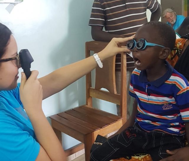 Dos docentes y un estudiante de la facultad de Óptica de la UMU están en Senegal para ayudar a personas con problemas de visión