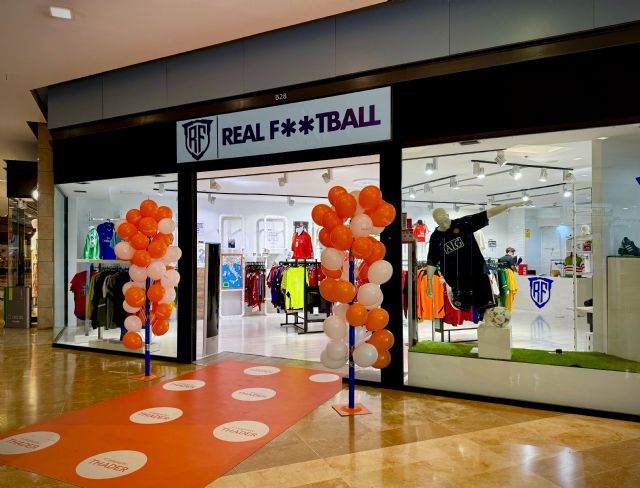 Real Football abre su nueva tienda en Thader y rinde homenaje al fútbol de siempre
