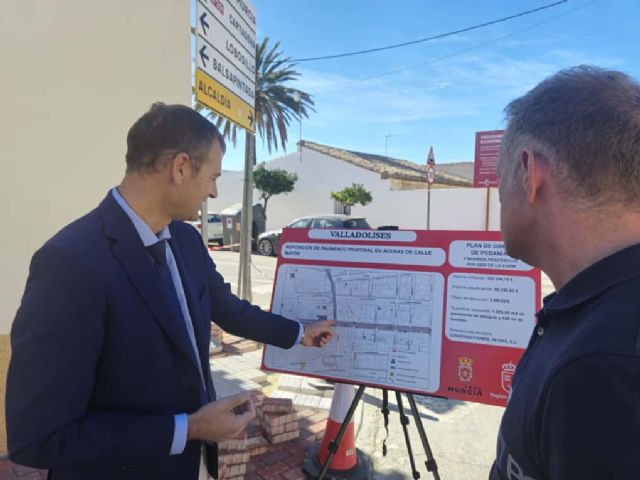 El Ayuntamiento realiza obras para mejorar la seguridad y accesibilidad en aceras del centro de Valladolises