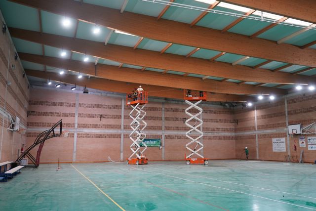 El Ayuntamiento ejecuta los trabajos de renovación de la cubierta del pabellón deportivo de Los Garres