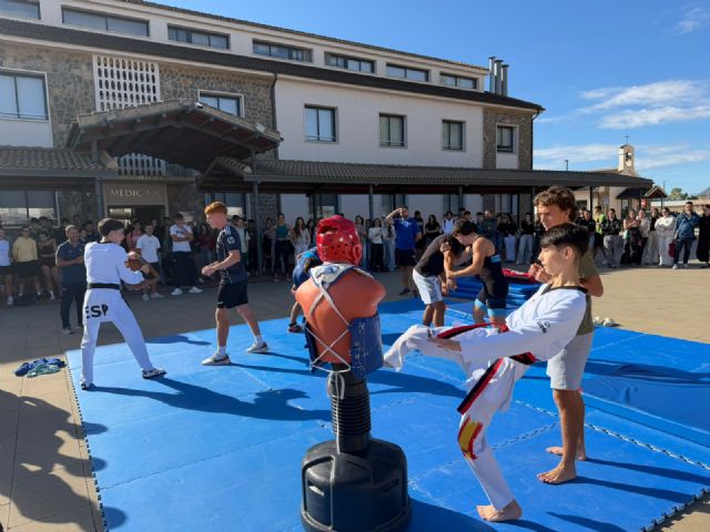 Deportistas del CAR acercan la lucha y el taekwondo a UCAM Cartagena