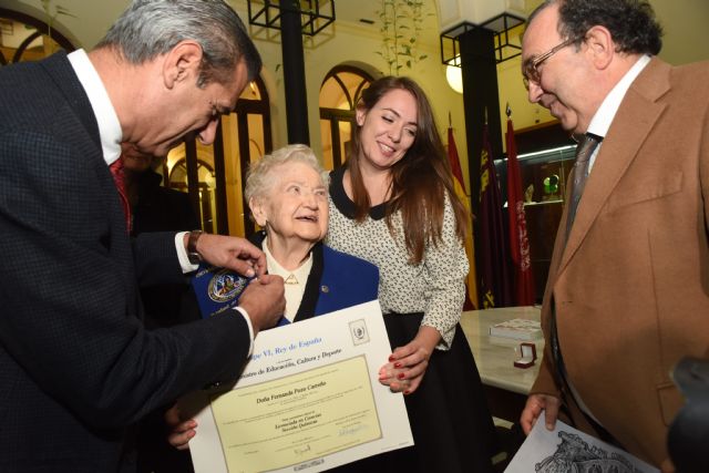 Fernanda Pozo recibe el título de licenciada en Química por la UMU 75 años después de comenzada la carrera