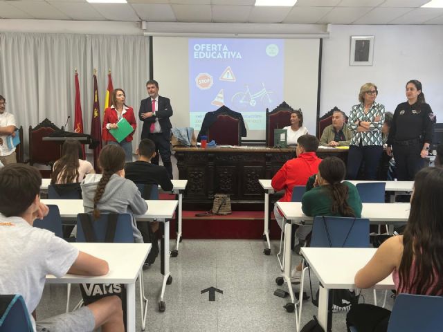 El Ayuntamiento refuerza la educación vial en materia de patinetes a los alumnos de 3° de la ESO para evitar un mal uso