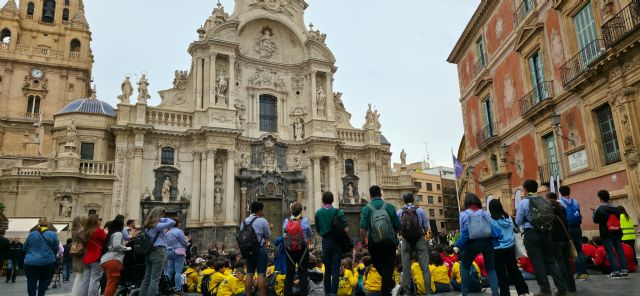 1200 jóvenes se dan cita en la Plaza del Cardenal Belluga para celebrar el Día del Pensamiento Scout