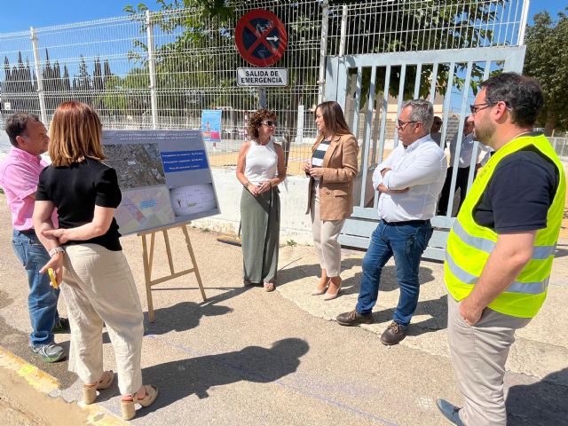 El Ayuntamiento impulsa una nueva acera junto al CEIP Nicolás Raya de Sangonera la Verde para mejorar la seguridad escolar