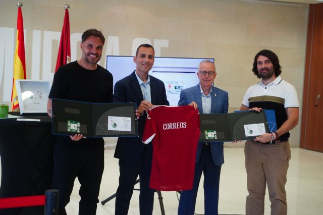 Correos presenta el sello dedicado al centenario del Real Murcia C.F