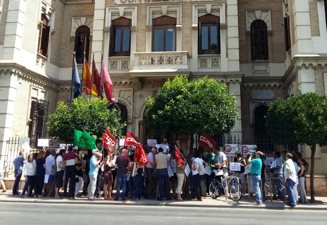 El PAS de la UMU se concentra contra la precariedad laboral y en defensa de la estabilización