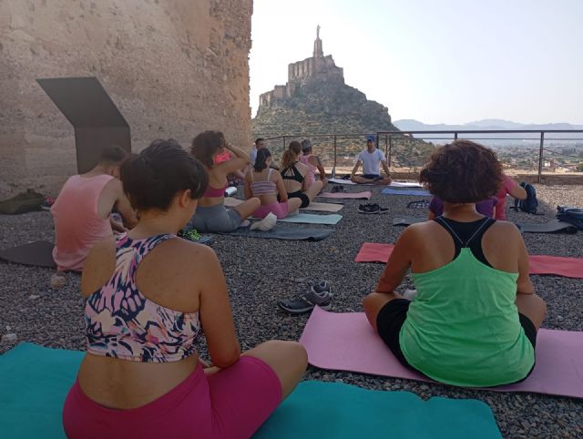 Un total de 30 personas celebran el solsticio de verano con un Saludo al Sol en el Palacio Ibn Mardanís, gracias al Taller de Yoga y Meditación