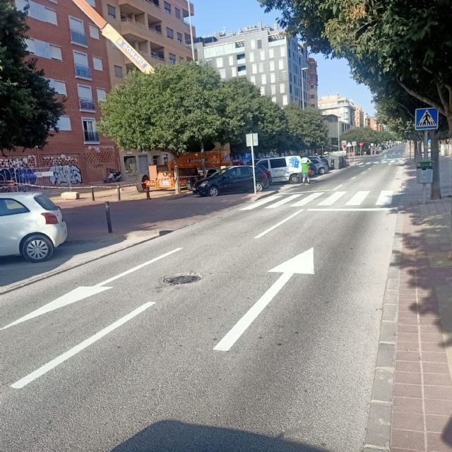 El Proyecto Recupera incrementa la seguridad vial en Santiago el Mayor con el repintado de las marcas viales