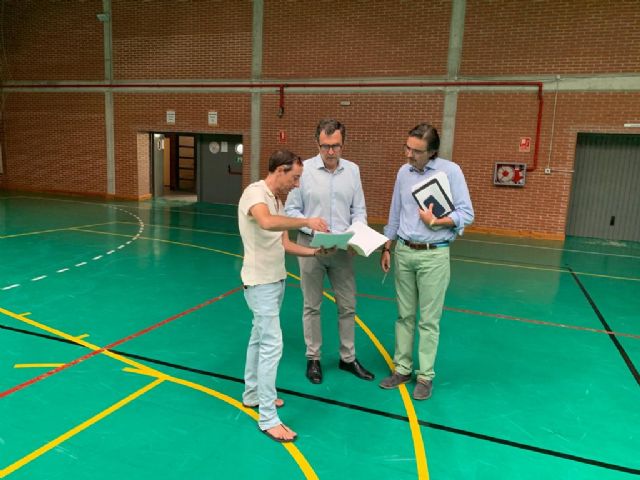 El Ayuntamiento finaliza la nueva cubierta del pabellón de Javalí Viejo-La Ñora e inicia el acondicionamiento del campo de fútbol