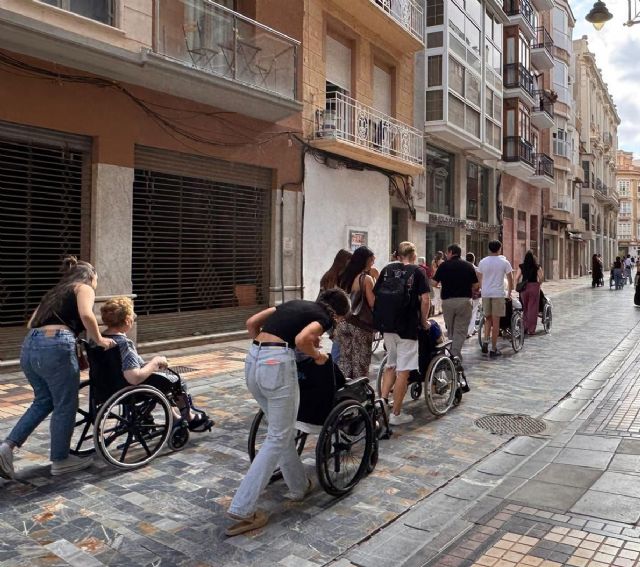 La juventud de UCAM Cartagena llena de vitalidad la residencia de las Hermanitas de los Pobres