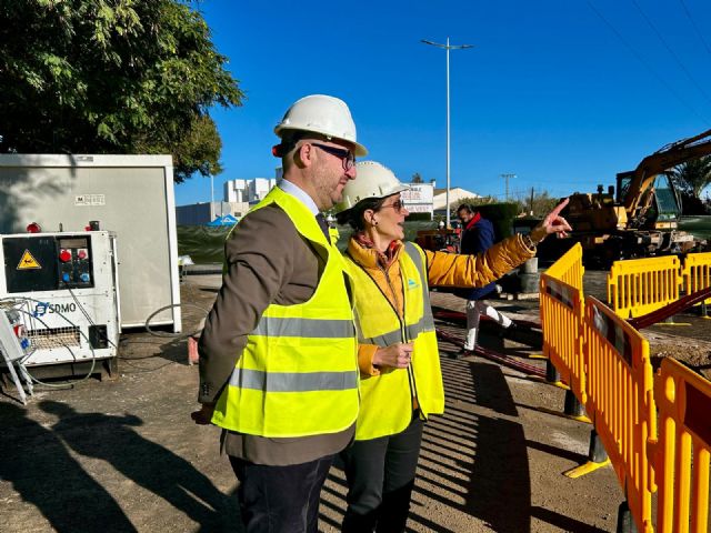 El trabajo coordinado de Aguas de Murcia y los servicios municipales garantiza los servicios básicos mientras avanzan las obras en Miguel Induráin
