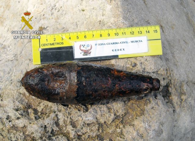 La Guardia Civil desactiva una granada de mortero hallada en una rambla de El Palmar-Murcia