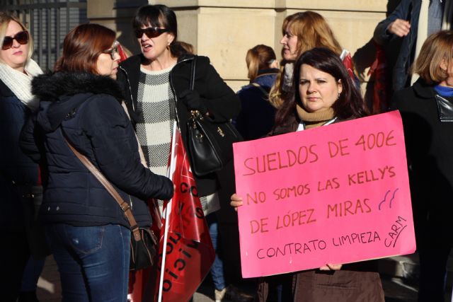 Limpiadoras de la CARM reclaman 'respeto' al Gobierno regional y exigen la restitución de sus condiciones laborales