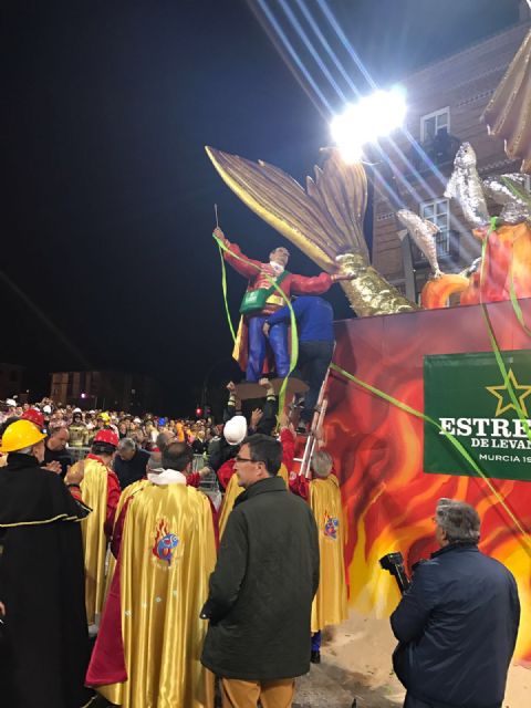 Murcia indulta por primera vez una figura del catafalco del Entierro de la Sardina