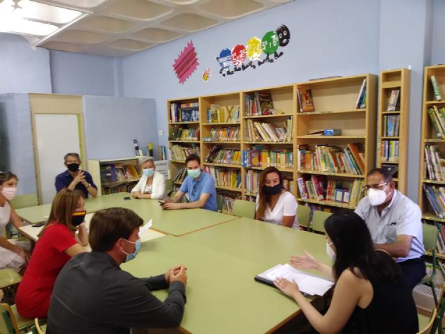 El colegio Santa Rosa de Lima de El Palmar se prepara para el inicio de curso con la reparación y reforma de algunos de sus elementos y estancias