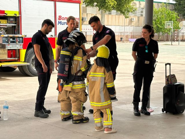 Bomberos Murcia acerca la prevención y la seguridad a un centenar de escolares de Puente Tocinos
