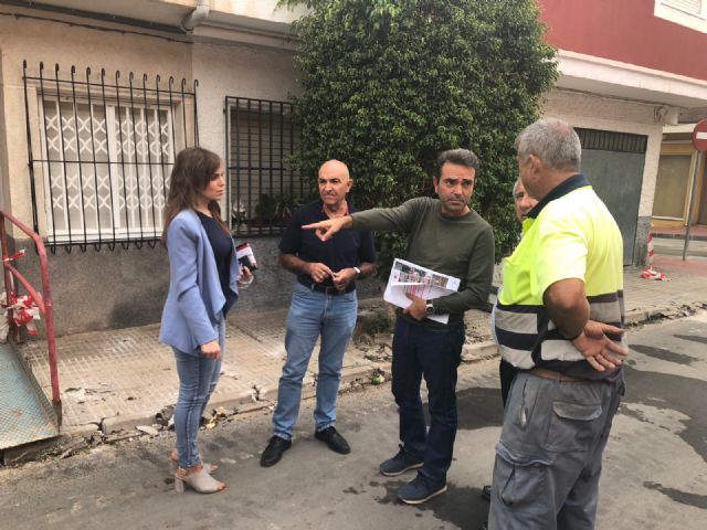 Infraestructuras renueva la acera de una calle de Los Garres para hacerla más accesible