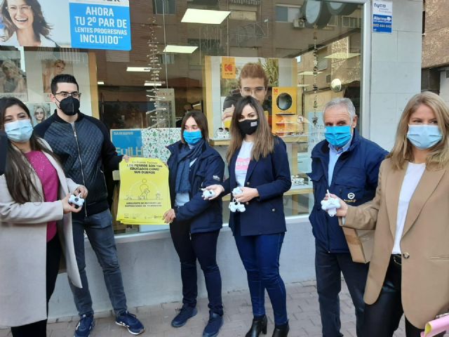 La campaña 'Los perros son tan educados como sus dueños' llega a Puente Tocinos para reducir la presencia de excrementos en las calles