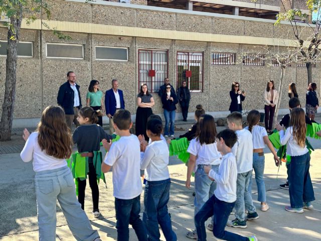 El CEIP Carolina Codorníu Bosch se suma al Plan Foresta con la plantación de nuevo arbolado autóctono en el colegio