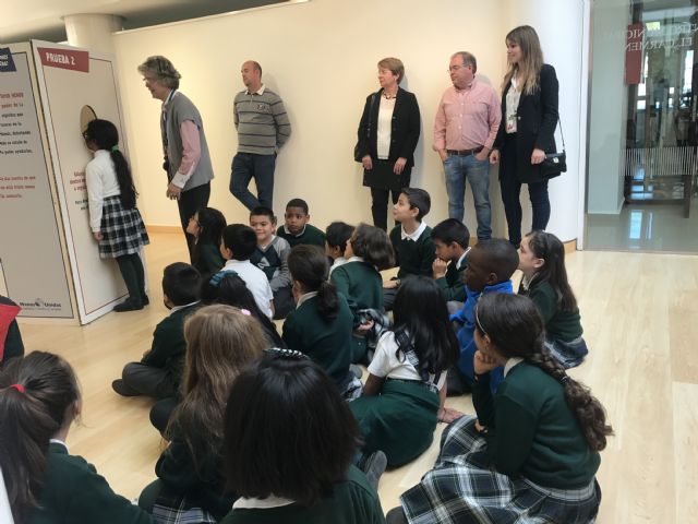 La exposición ´Cómo ser auténtic@s súper héroes´ aterriza en El Carmen para defender los Derechos Humanos