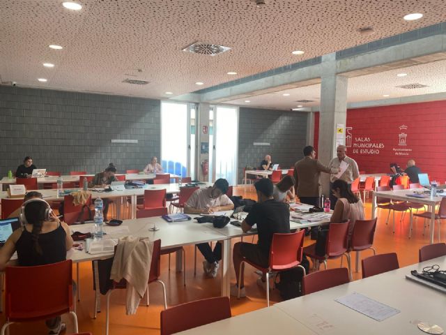 Las Salas Municipales de Estudio llenan sus plazas las 24 horas ofreciendo un espacio adecuado a estudiantes para los exámenes finales