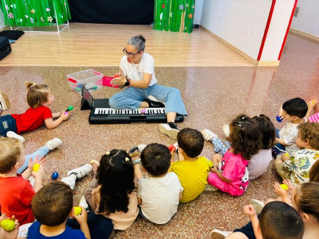 Más de 500 ni&ntilde;os de las escuelas infantiles municipales participan en nuevas actividades educativas de inglés, música y teatro durante la recta final del curso