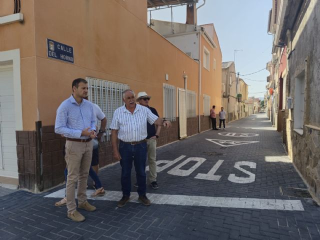 Los vecinos de La Raya cuentan con una acera más amplia, segura y accesible para peatones y conductores con una inversión de más de 76.000€