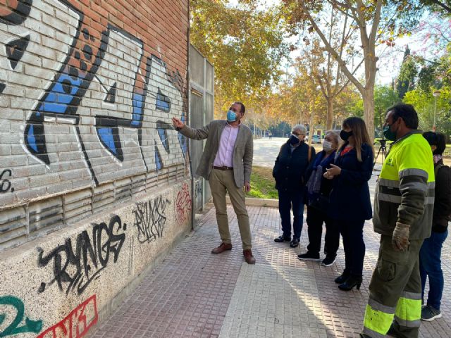 Un plan especial eliminará 6.000 m2 de pintadas de las zonas verdes del municipio