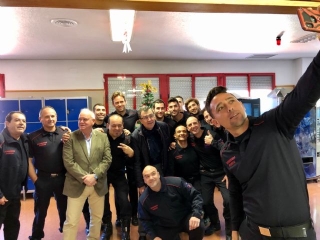 Murcia da las gracias a los 300 policías, bomberos y efectivos de protección Civil que permanecen de guardia en Navidad