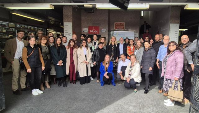 Expertos europeos en accesibilidad visitan el Mercado de Verónicas, que será un referente nacional de accesibilidad