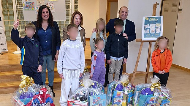 El talento de los escolares da vida al cartel del Carnaval 2025 del Barrio de El Carmen