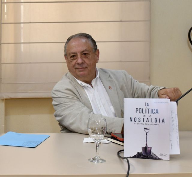 El libro 'La política de la nostalgia', del profesor Jorge Novella, recibe el premio nacional de edición universitaria a la mejor monografía de Ciencias Sociales