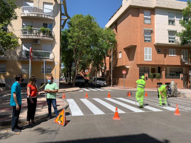 El plan de repintado en pedanías incorporará por vez primera pintura vial reflectante