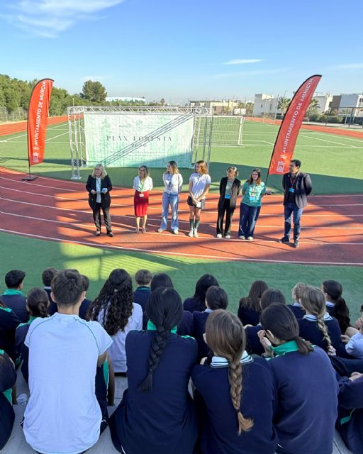 El colegio El Limonar en La Alberca se suma al Plan Foresta con la plantación de nuevos ejemplares vegetales