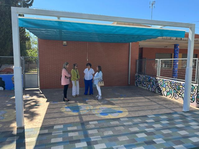 Más de 230 alumnos del CPEI Bas Profesor Enrique Tierno de Lobosillo ya disfrutan de un nuevo toldo en el patio del centro educativo