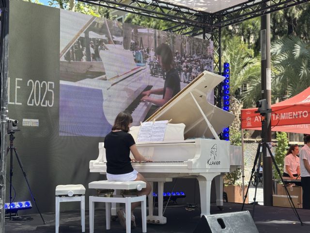 Cerca de 300 murcianos protagonizan una jornada llena de música y talento emergente en las plazas de Murcia con su participación en la edición de ´Pianos en la Calle´