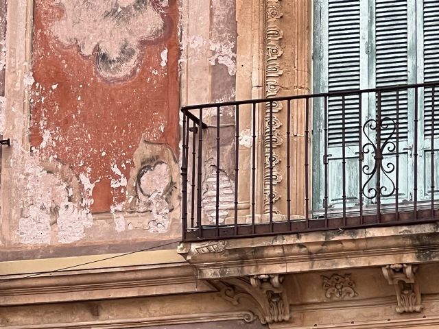 Huermur denuncia que la fachada del Palacio Episcopal de Murcia se cae a pedazos