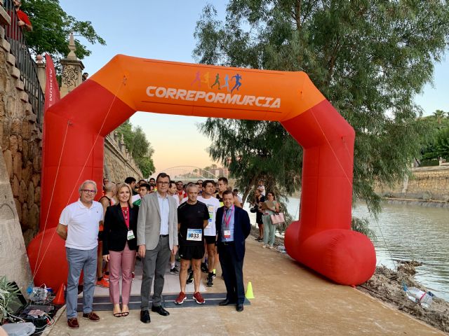 Más de un centenar de deportistas participan en la carrera Muévete por la Donación de Órganos por la mota izquierda del río