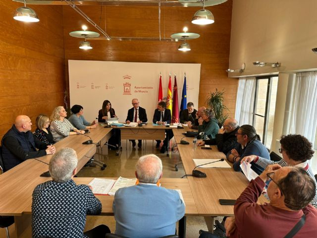 El Ayuntamiento de Murcia continúa con la limpieza del tramo urbano de la Rambla del Garruchal y pide a la CHS que haga lo propio en el resto