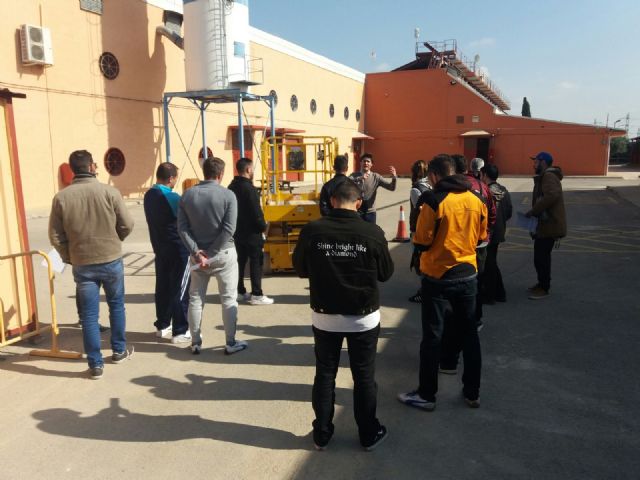 15 grafiteros locales participan en un curso de plataformas elevadoras para mejorar su seguridad cuando realicen murales de grandes dimensiones