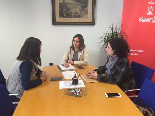 Un grupo de nazarenas pide apoyo al Ayuntamiento de Murcia para un paso portado exclusivamente por mujeres