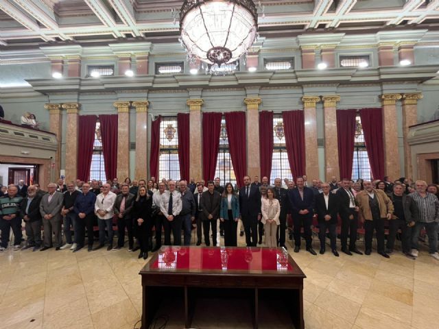 Un centenar de empleados públicos toman posesión como funcionarios de carrera