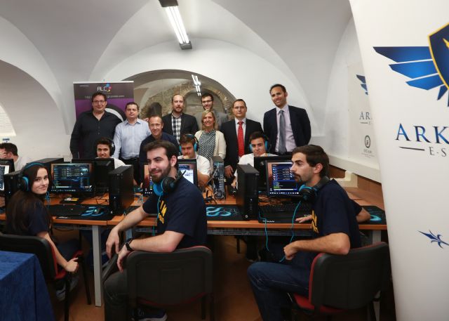 La UCAM presenta su equipo de 'eSports': Arkangels