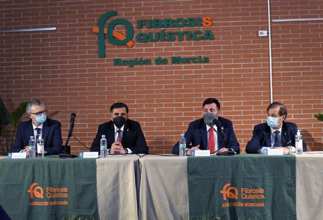 Los espacios más emblemáticos de Murcia se tiñen de verde y naranja con motivo del Día Nacional de la Fibrosis Quística